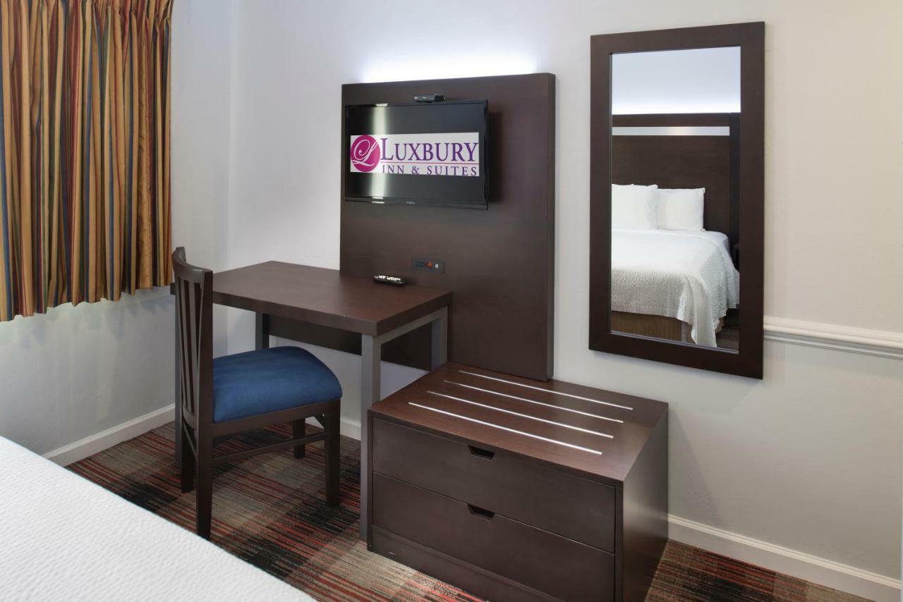 Luxbury Inn & Suites Меривил Екстериор снимка