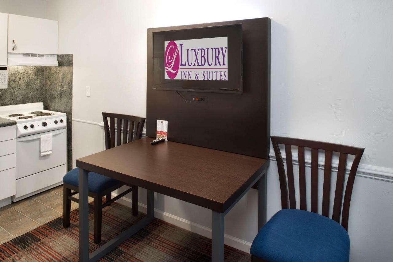 Luxbury Inn & Suites Меривил Екстериор снимка
